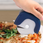 Cutit circular pentru pizza Flippy, 11.5 x 12.5 cm, otel inoxidabil si plastic, capc protectie lama, albastru - imagine 5
