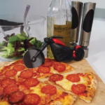 Cutit pizza creativ Flippy, in forma de motocicleta, cu suport pentru cutit, 21.5 x 9.5 cm, otel/PP, negru - imagine 2