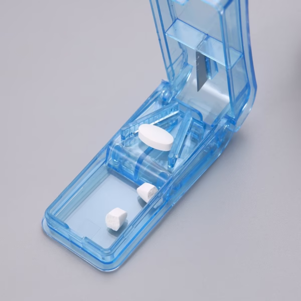 Dispozitiv pentru taiat sau sfaramat medicamente Flippy, material non-toxic, portabil, albastru - imagine 3