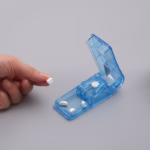 Dispozitiv pentru taiat sau sfaramat medicamente Flippy, material non-toxic, portabil, albastru - imagine 4