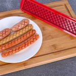 Feliator manual pentru hot-dog Flippy, crestare carnati si hot-dog, manual, potrivit pentru gratar, 29.5 x 6.5 cm, din inox si ABS, rosu - imagine 2