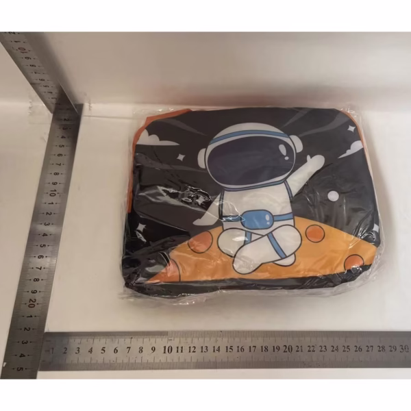 Geanta Termoizolanta pentru Copii, Flippy, 23x13x19 cm, Model Imprimeu Astronaut, din Folie de Aluminiu si Panza Oxford, Negru/Portocaliu - imagine 2