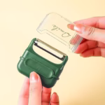 Decojitor/Curatator manual de legume si fructe, Flippy, portabil, cu magnet, doua lame, Inox, Verde, 6.7x6x1.6 cm - imagine 2