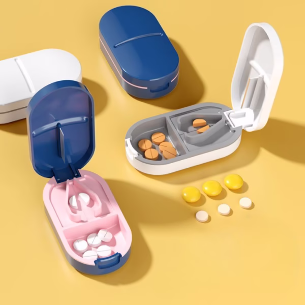 Organizator medicamente, Flippy, Dispozitiv Taiere/Sfaramare Pastile, Ideala pentru Calatorii, Portabila, Perie pentru Curatare, Compartiment depozitare, 8.5x4.5x2.5 cm, Alb - imagine 3