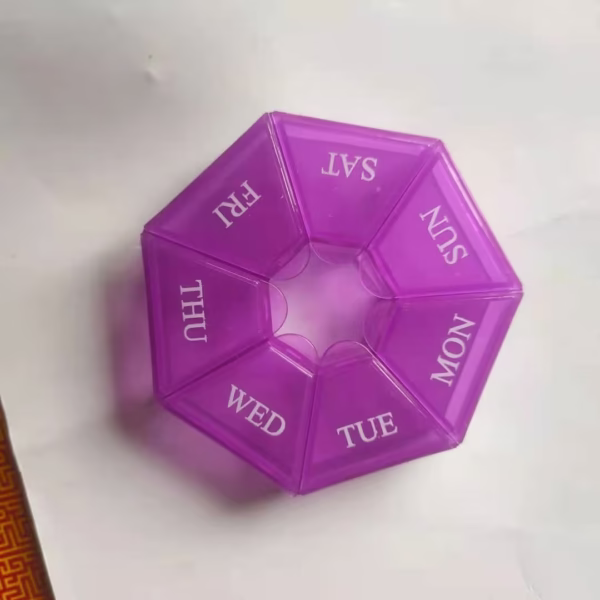 Cutie separator medicamente cu zilele saptamanii, Flippy, Plastic, 7 compartimente, Mov - imagine 2