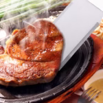 Set 3 spatule pentru gratar Flippy, din metal, margini subtiri, suprafata antiaderenta, rezistente la temperaturi ridicate, maner ergonomic din lemn, 3 forme, agatatoare, gri - imagine 3