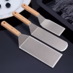 Set 3 spatule pentru gratar Flippy, din metal, margini subtiri, suprafata antiaderenta, rezistente la temperaturi ridicate, maner ergonomic din lemn, 3 forme, agatatoare, gri - imagine 5