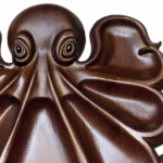 Platou pentru Servire, Flippy, in Forma de Caracatita, 8 Compartimente pentru Mezeluri Branzeturi Snacksuri, Design Artistic, din Lemn Masiv, 26 x 25 x 3 cm, Maro inchis - imagine 3