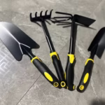Set 4 Unelte de Gradina Flippy, pentru Plantare, Prelucrare Sol si Ingrijire Plante, Material PVC Carbon, Grebla, Sapaliga cu Cap Dublu, Lopata Mica, Lopata Lata, 43 x 11 cm, Negru/Galben - imagine 3