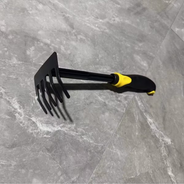 Set 4 Unelte de Gradina Flippy, pentru Plantare, Prelucrare Sol si Ingrijire Plante, Material PVC Carbon, Grebla, Sapaliga cu Cap Dublu, Lopata Mica, Lopata Lata, 43 x 11 cm, Negru/Galben - imagine 7