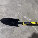 Set 4 Unelte de Gradina Flippy, pentru Plantare, Prelucrare Sol si Ingrijire Plante, Material PVC Carbon, Grebla, Sapaliga cu Cap Dublu, Lopata Mica, Lopata Lata, 43 x 11 cm, Negru/Galben - imagine 8