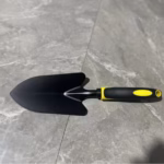 Set 4 Unelte de Gradina Flippy, pentru Plantare, Prelucrare Sol si Ingrijire Plante, Material PVC Carbon, Grebla, Sapaliga cu Cap Dublu, Lopata Mica, Lopata Lata, 43 x 11 cm, Negru/Galben - imagine 9