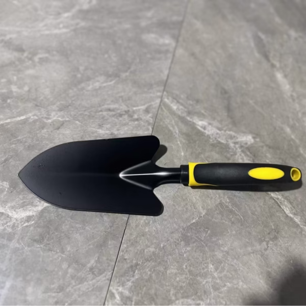 Set 4 Unelte de Gradina Flippy, pentru Plantare, Prelucrare Sol si Ingrijire Plante, Material PVC Carbon, Grebla, Sapaliga cu Cap Dublu, Lopata Mica, Lopata Lata, 43 x 11 cm, Negru/Galben - imagine 9